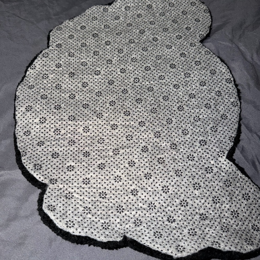 HANDMADE KAWS ART RUG
(18in x 12in) - Picture 4 of 4
